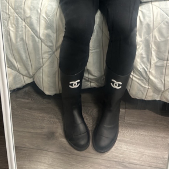 Chanel rain boots - Picture 2 of 8